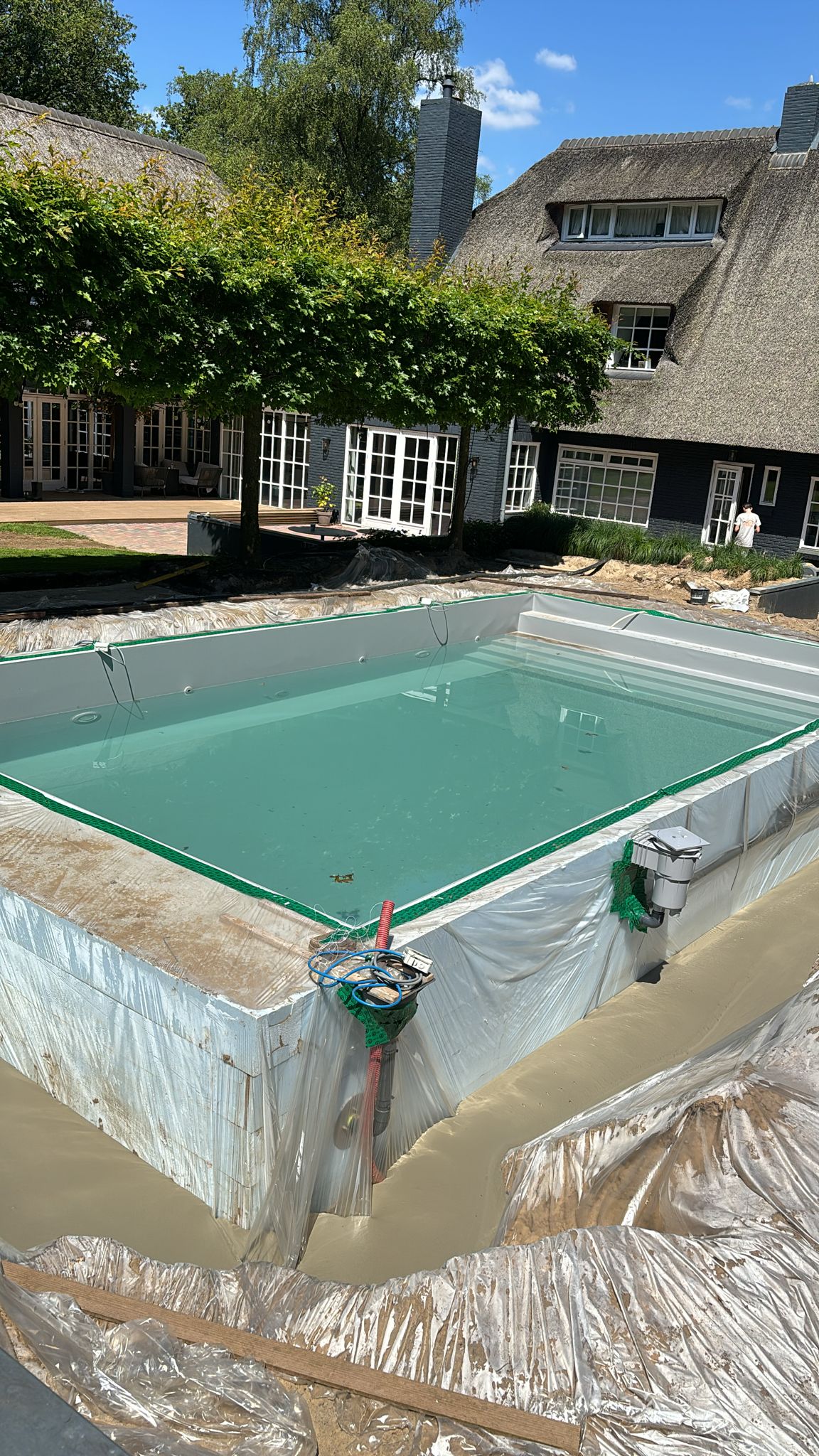 Schuimbeton storten rondom zwembad | Bull Schuimbeton